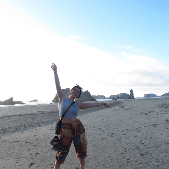 Meet your Posher, Gabi - Picture 2 of 6